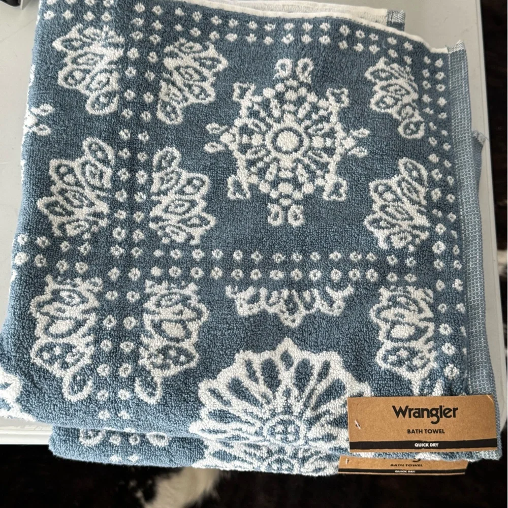 Wrangler light Blue flower bandana patterned towels and bath mat set - NWT - Picture 9 of 13